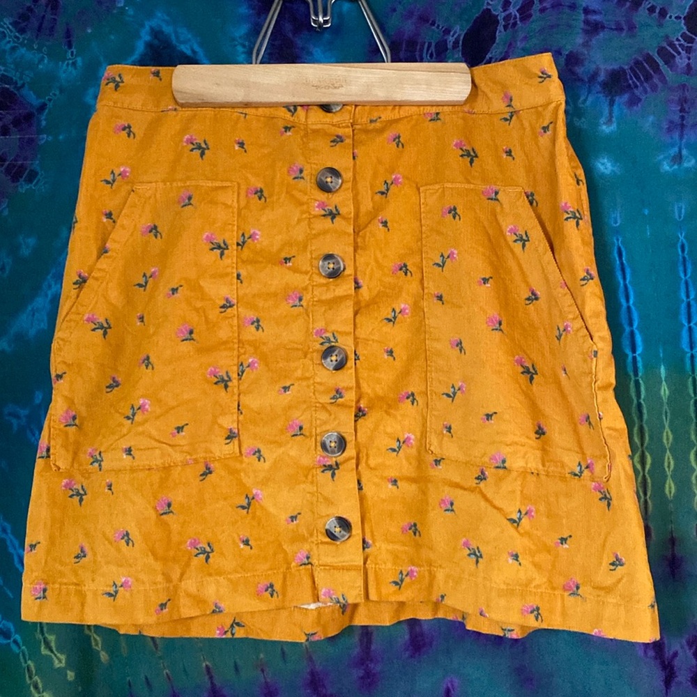 American Eagle corduroy flowery skirt! Size- medium.